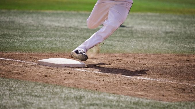 comment gagner au baseball joueur touchant une base