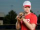 les différents modèles de casquette de baseball joueur avec des vêtements rouge.