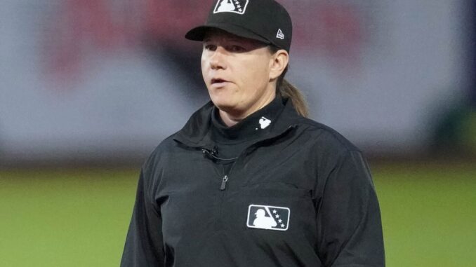 Jen Pawol : la première femme arbitre en saison régulière de MLB entre dans l’histoire